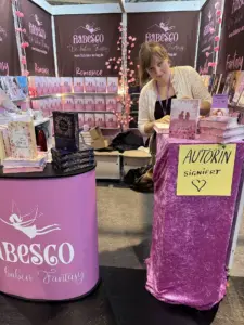 Lisa Marie Mau am Fiabesco Stand beim signieren ihrer Bücher