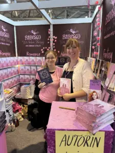 Gina Chiabudini und Lisa Marie Lau am Stand vom Fiabesco Verlag